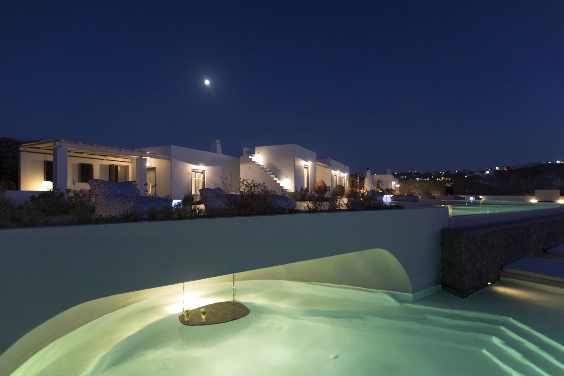Poolbereich des Erosantorini Hotels mit Aussicht auf das Meer